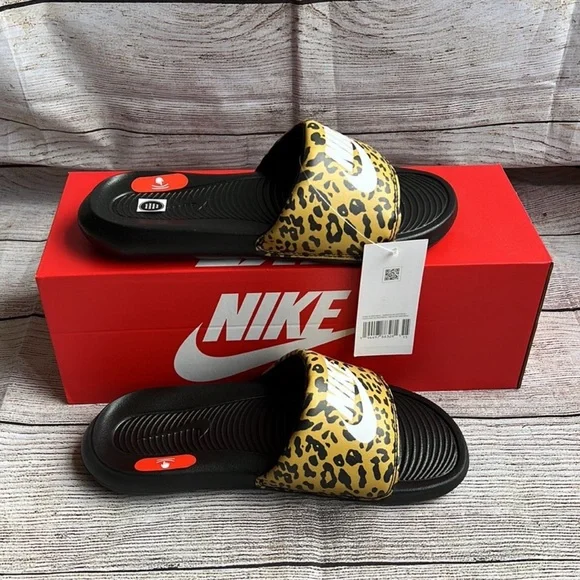 🔥HOST PICK🔥 👠 NIKE Womens Victori One Slide Print - Picture 2 of 4